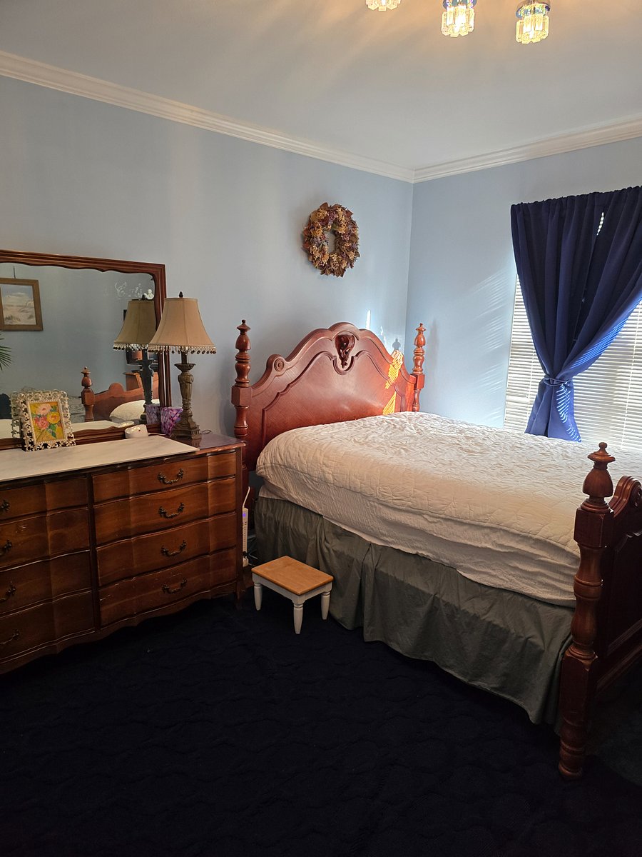 Room #2 Main House, Blue room. 2nd floor - Shared entrance front door