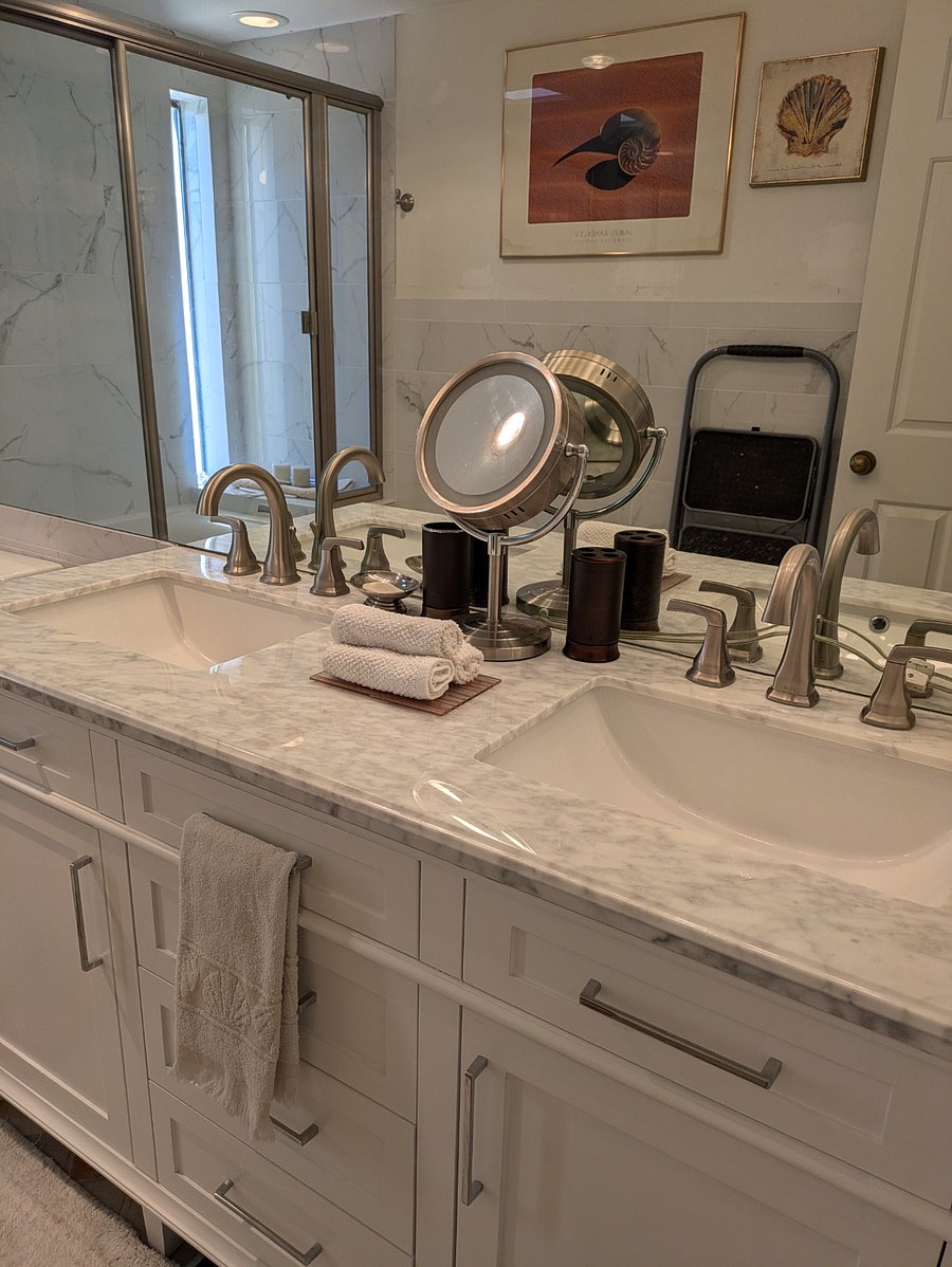 RENOVATED HALLWAY BATHROOM: JETTED TUB, DOUBLE VANITY, WALL MIRROR AND VANITY MAGNIFYING MIRROR!