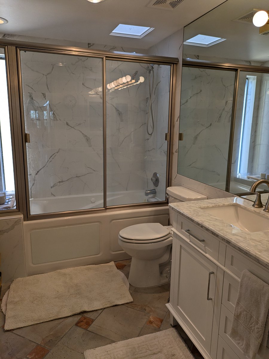 RENOVATED HALLWAY BATHROOM JETTED TUB, DOUBLE SINKS, MAGNIFYING MIRROR!