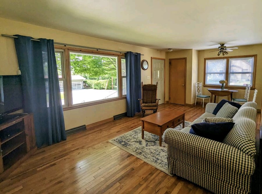 Living room & dinning area.