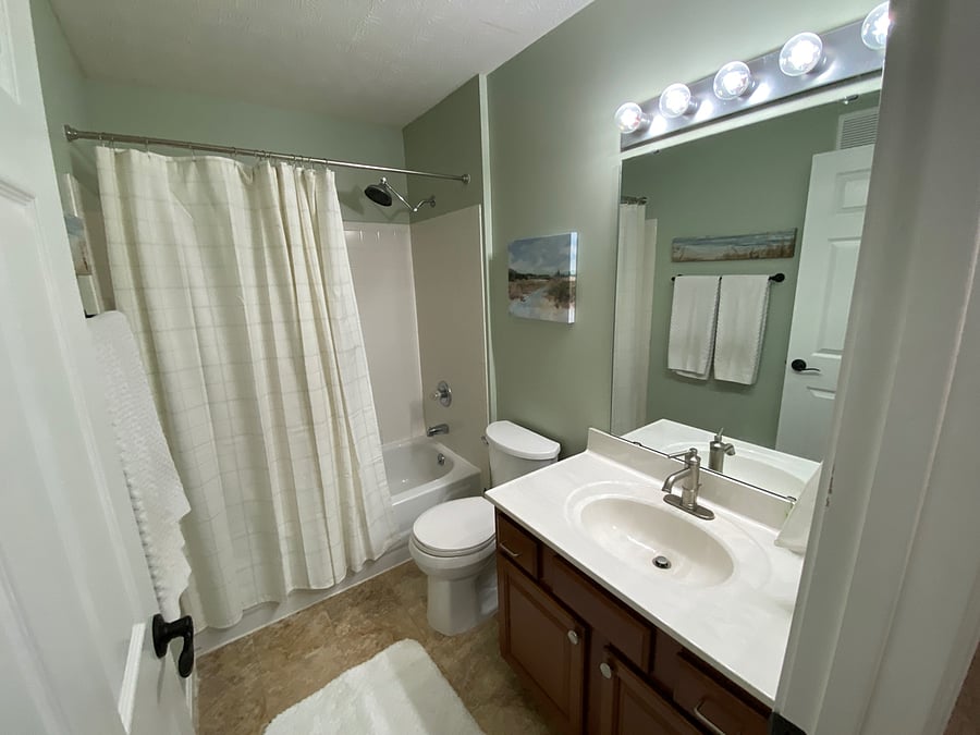 Private bath with tub/shower combo for second bedroom