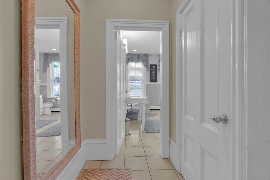 Master heading into ensuite bathroom