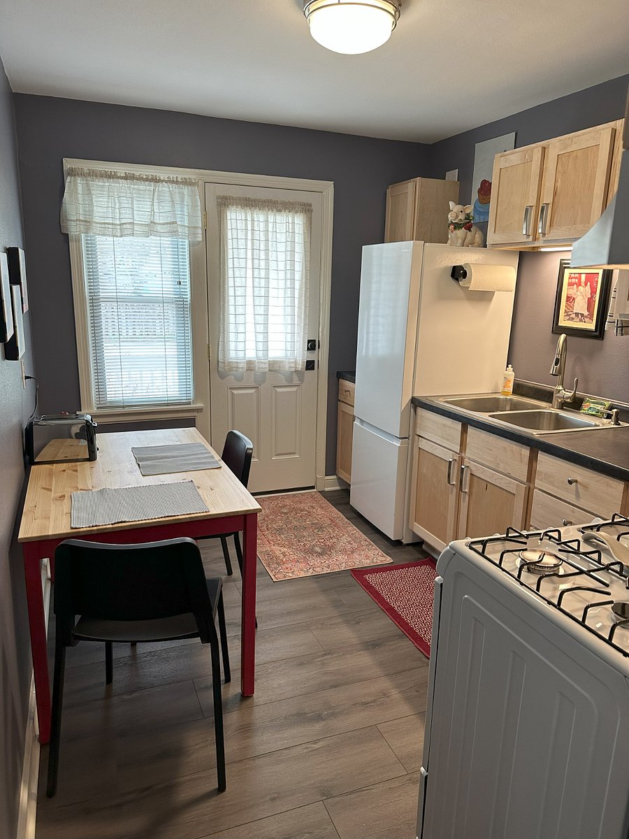 Eat-in Kitchen