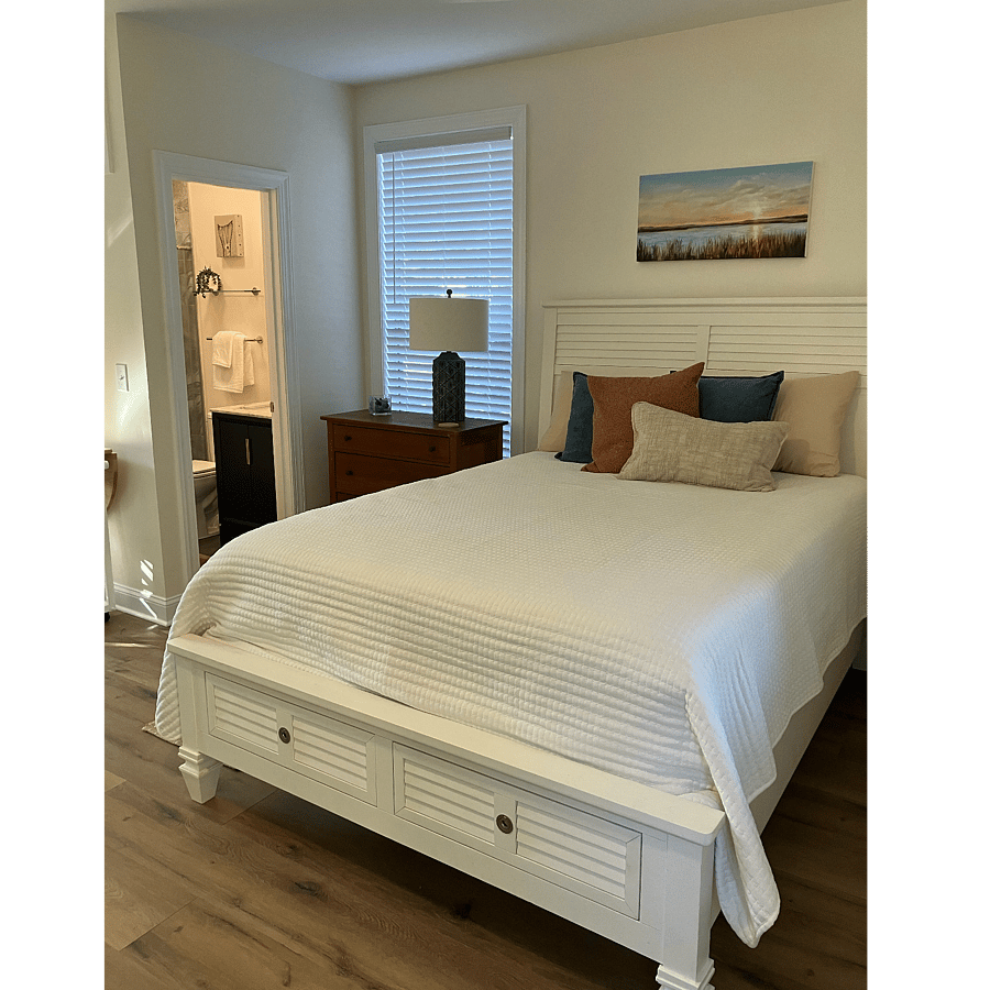 Queen Bed
(100 percent Cotton sheets. Allerease zippered covers on foam mattress and pillows.)