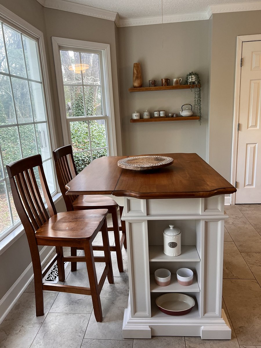 Kitchen nook island.