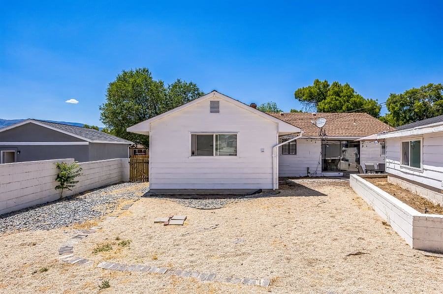 Exterior yard, fenced in for dogs!