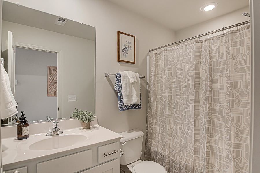 2nd Bathroom with detachable shower 