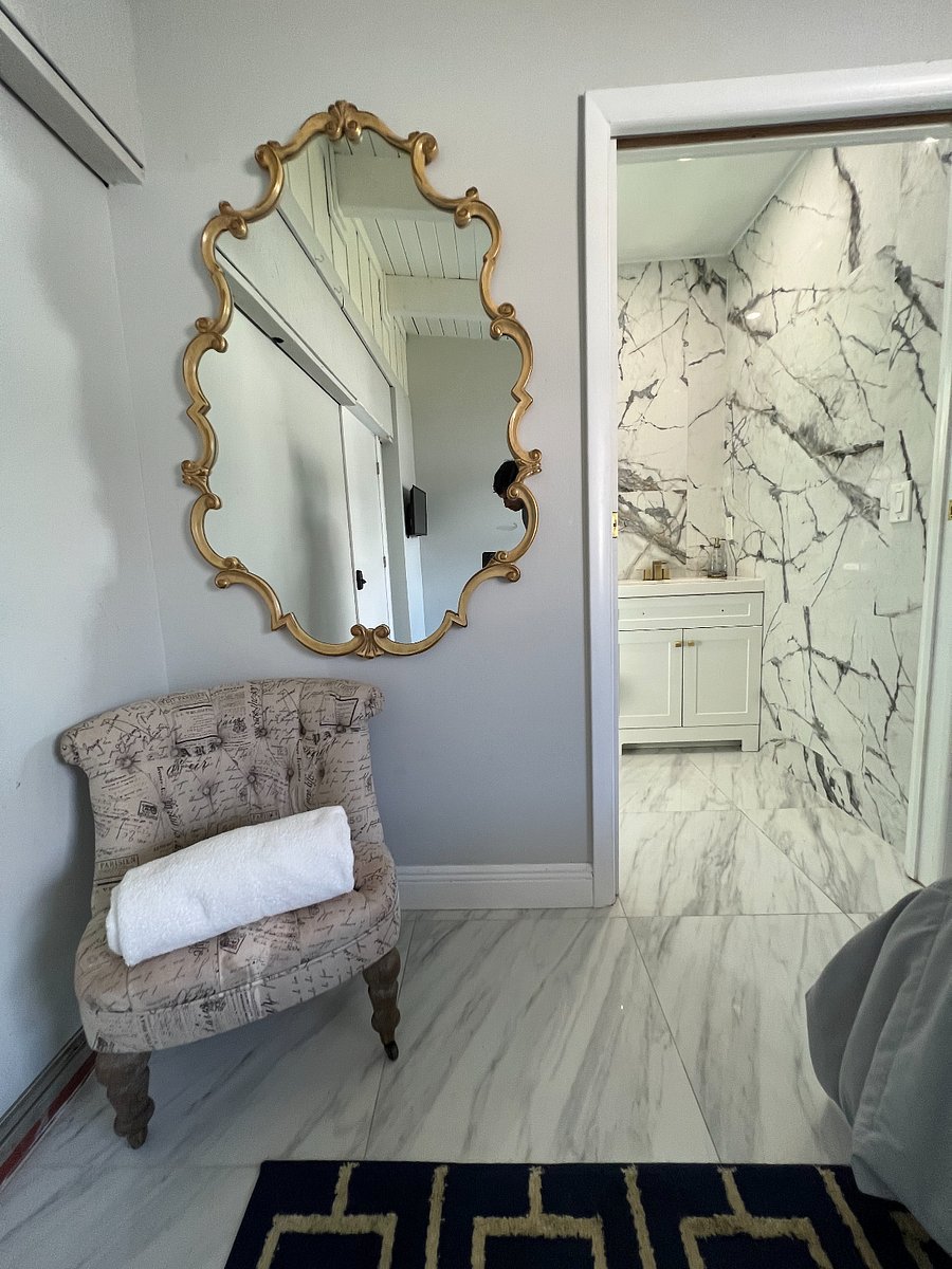 Gold Room Mirror & Seat