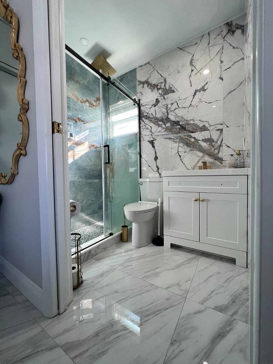 Gold Room Full Bath