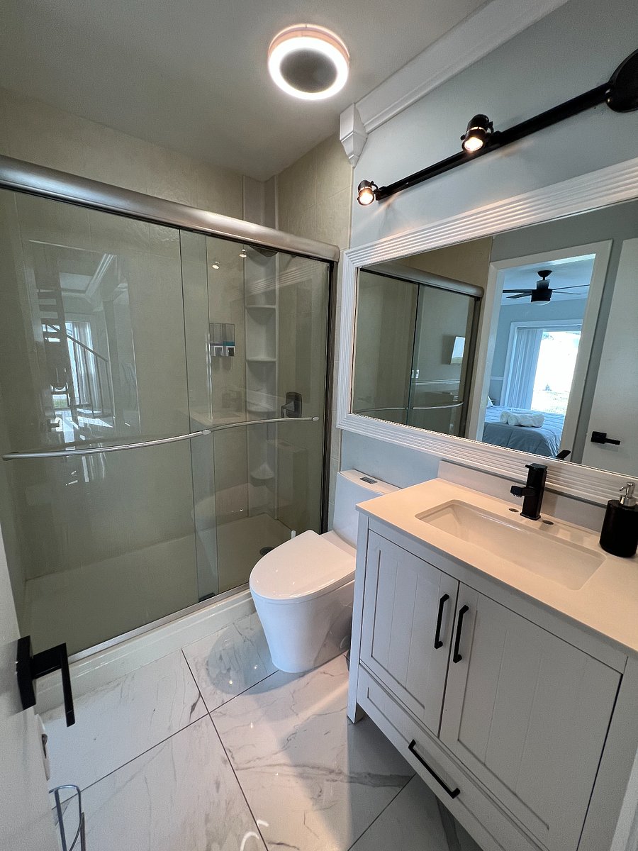 Yard-View Room Full Bath