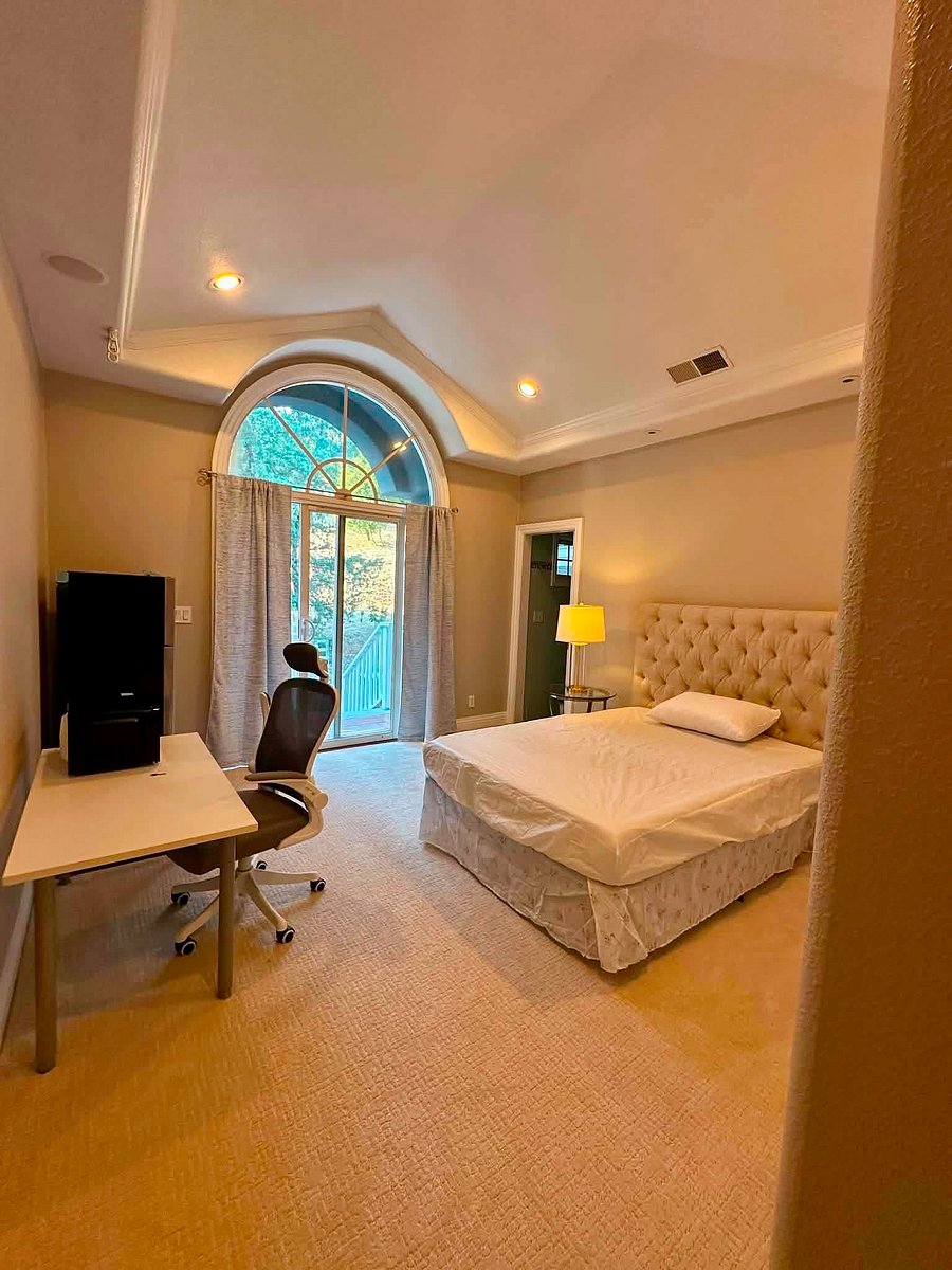 Private En-Suite #1
Available: Starting November 14, 2026
Rent: $2,300, utilities included