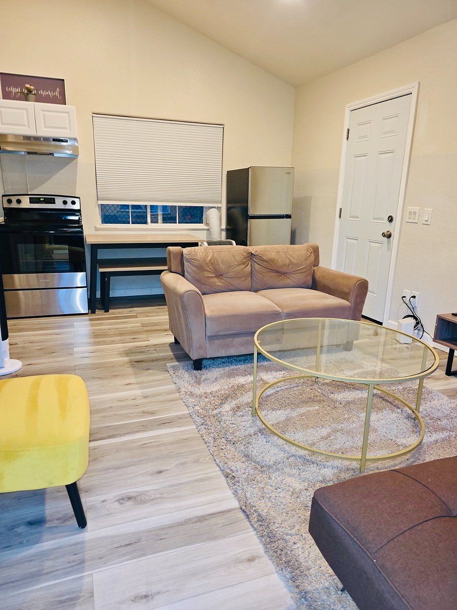 Cottage B (1BR / 1BA)
Available: Starting December 1
Rent: $3,450/month + $150/month utilities