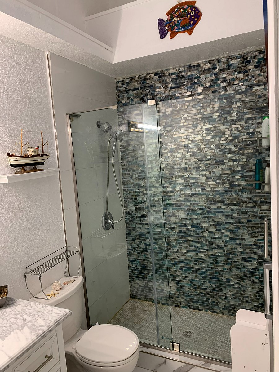 Shared bathroom for rooms 2 & 3