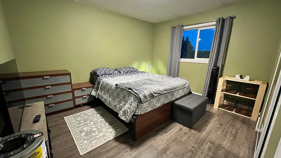 Room A: queen bed