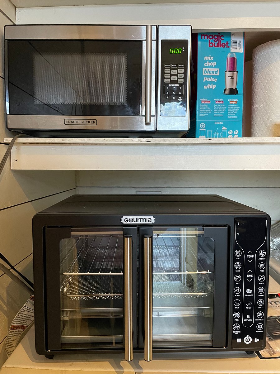 Microwave, air fryer oven and induction plate available for cooking.