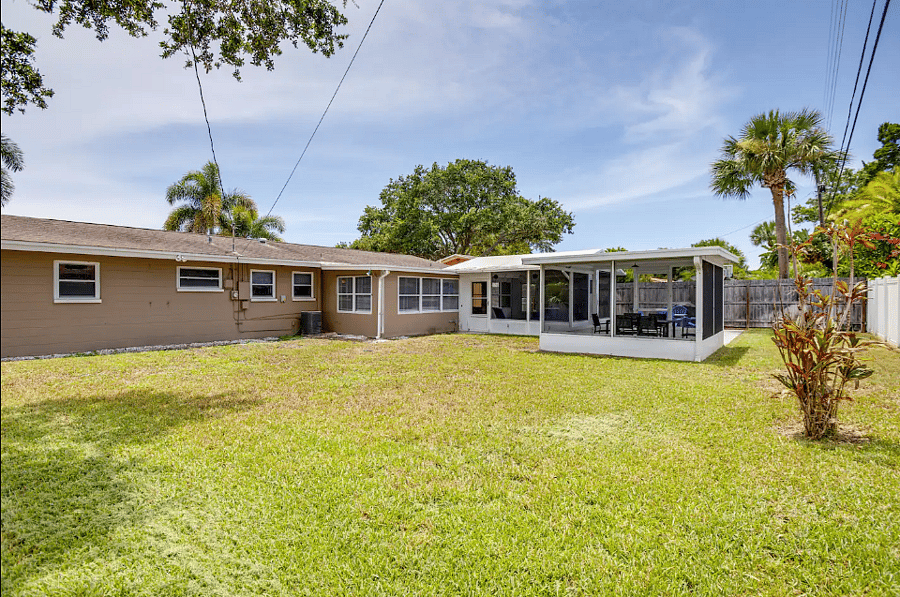 "Large fully fenced backyardperfect for relaxing or traveling with dogs."