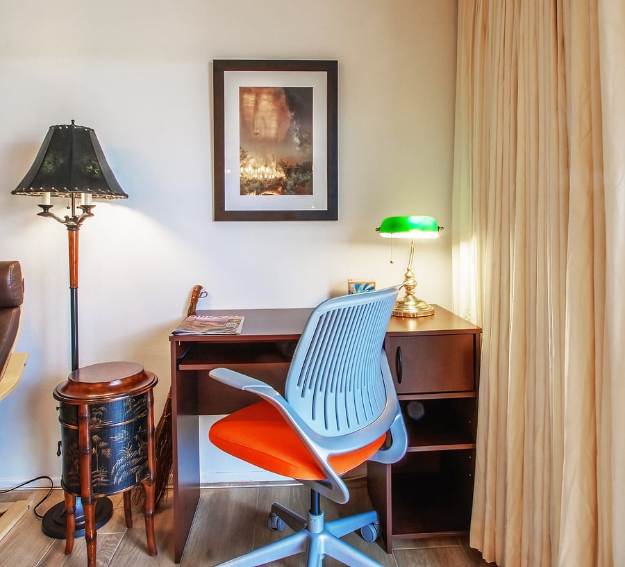 I have put the little desk in the spare bedroom as I know you need a place to do some business.