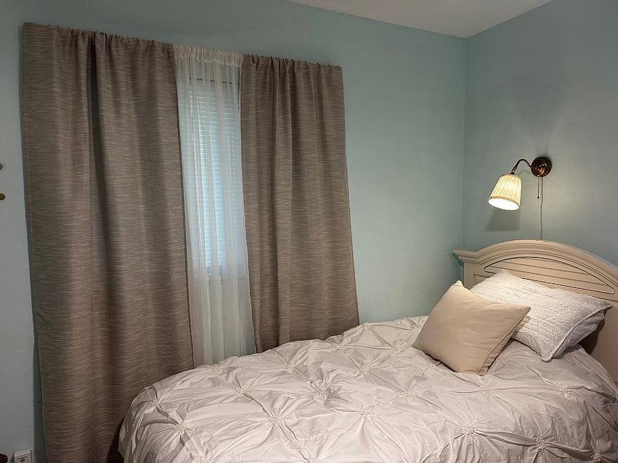 2nd bedroom - Smart TV - room darkening shades