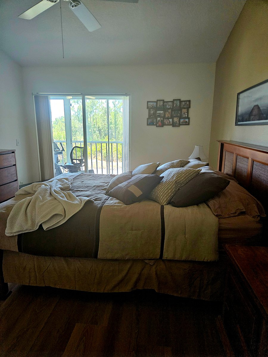 Master bedroom. It has a walki-in Mastercloset, and bathroom. 