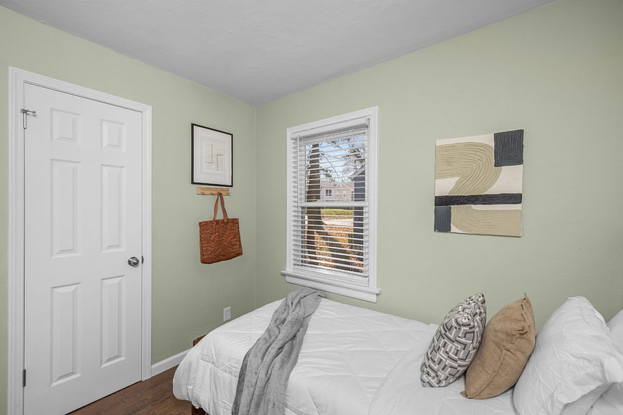 Second bedroom.