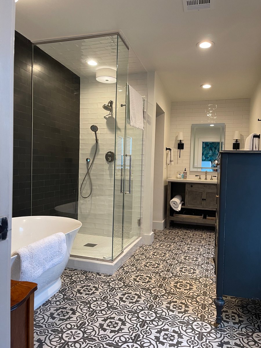 Beautiful fully equipped bath
Including vintage doctors scale!