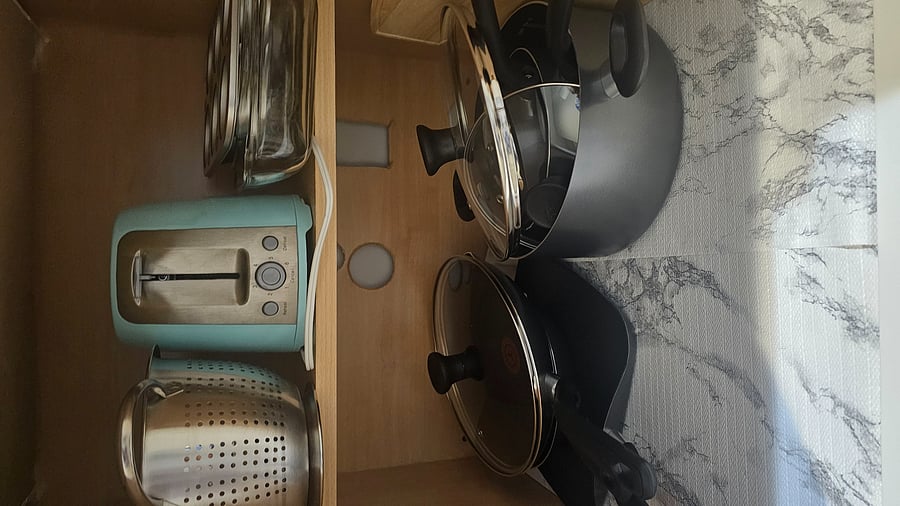 cooking pots