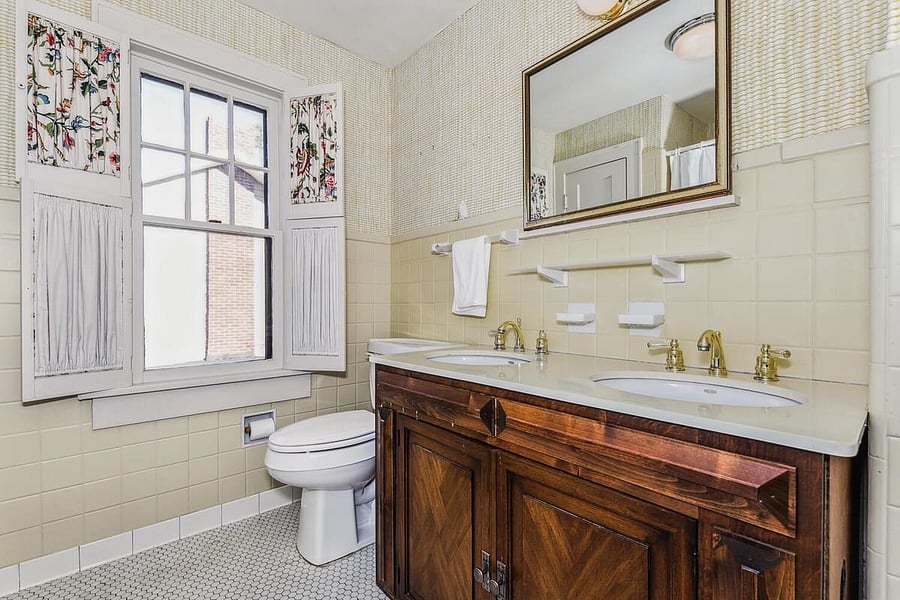 Upstairs shared bathroom