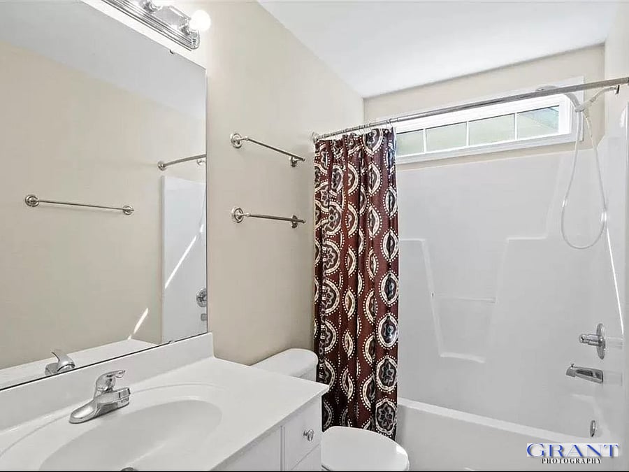 Full bath (Shared)