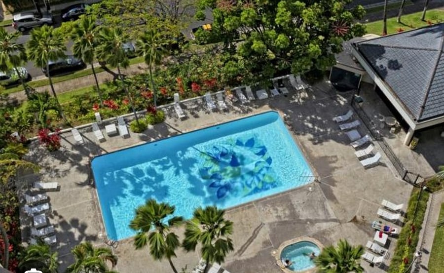 Super large pool & jacuzzi