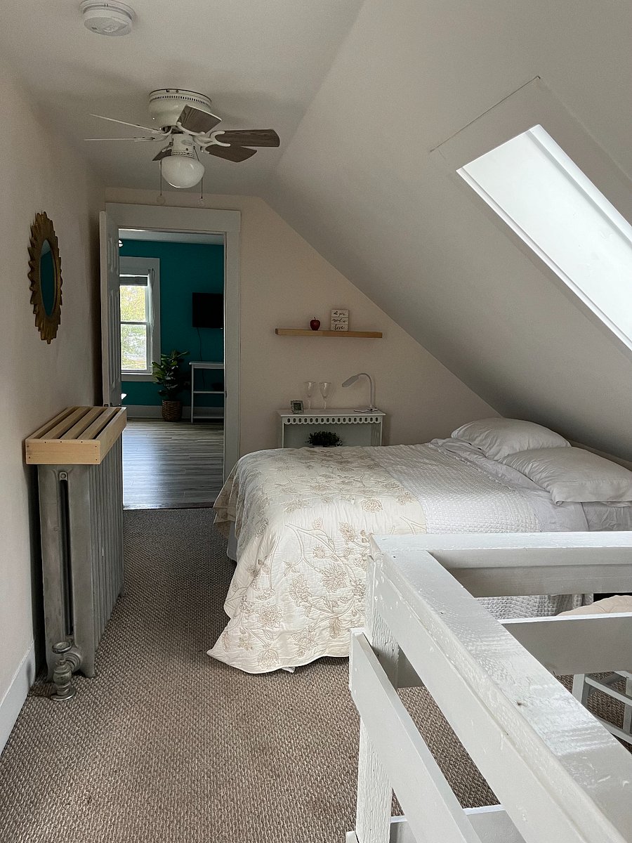 The quiet and comfy sleeping area is separate from the leisure area.