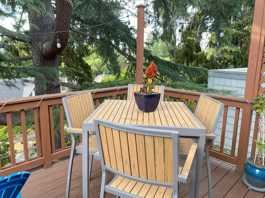 Second seating area in the balcony