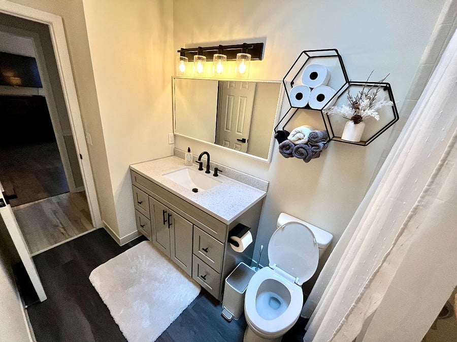 Shared 2nd bathroom