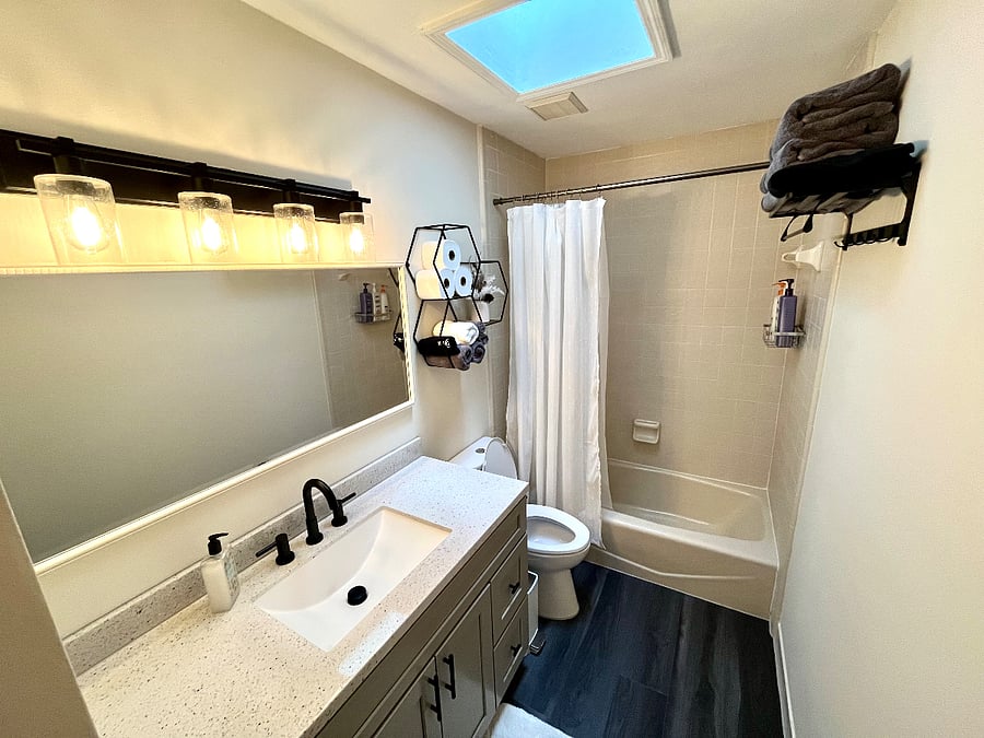 Shared 2nd bathroom