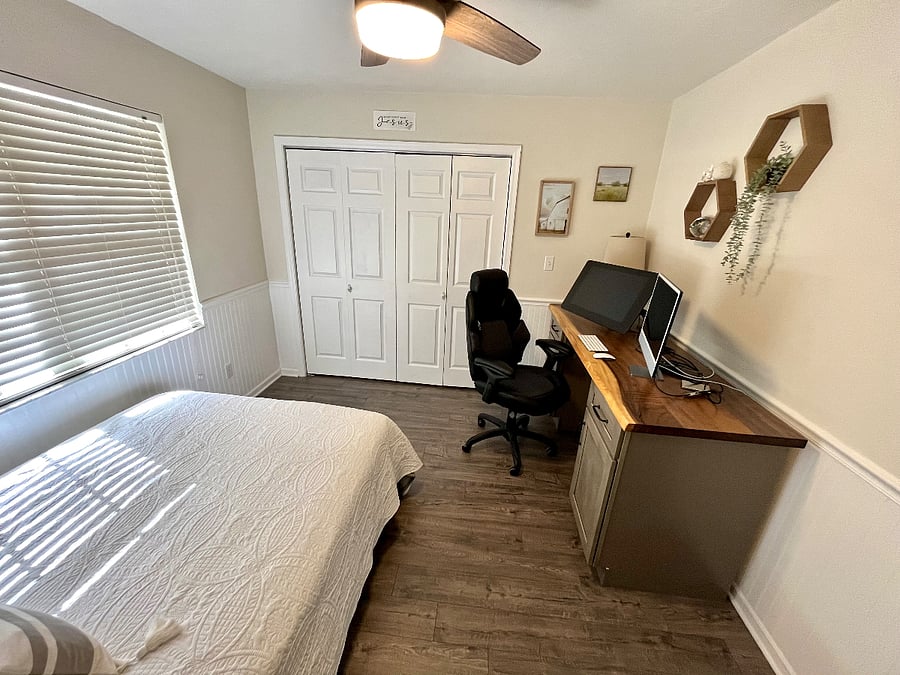 3rd bedroom with closet. Computer not included