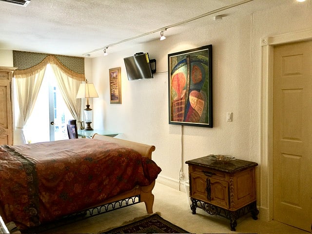 Room B1-Private entrance-$$1650/month
Queen bed , kitchenette , back door desk look out to waterlily  court yard