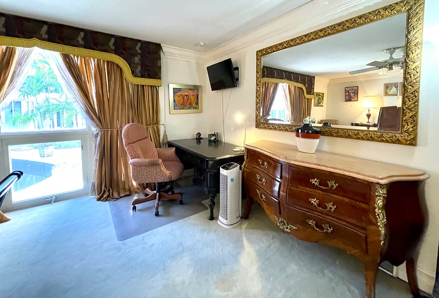 Studio B5 $1750 /month
Desk