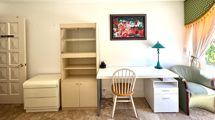 Bedroom b2, queen bed, two desk, full closet, lazy chair