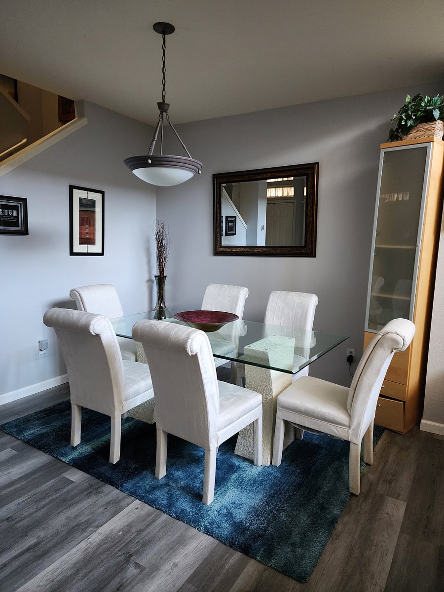 Dining Room area seats 6 comfortably