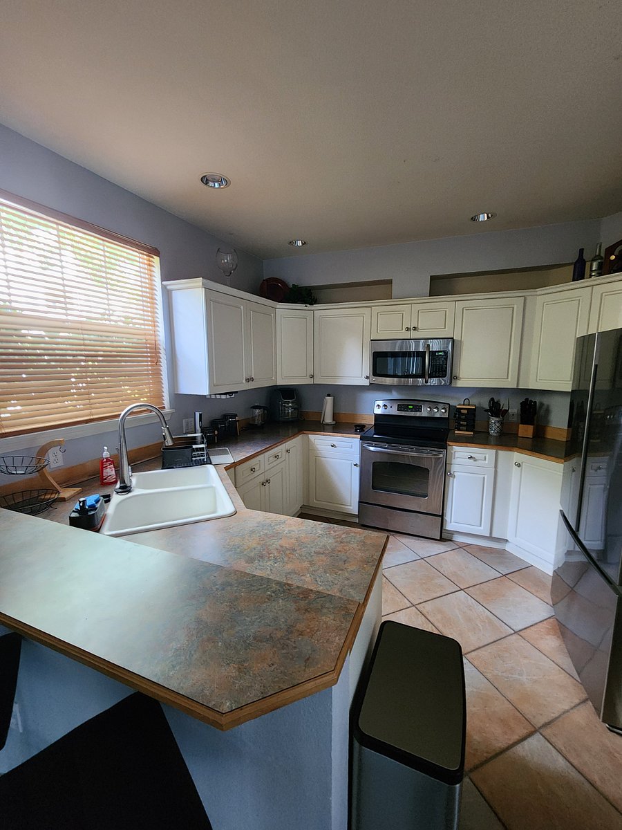 Spacious kitchen with smooth top range