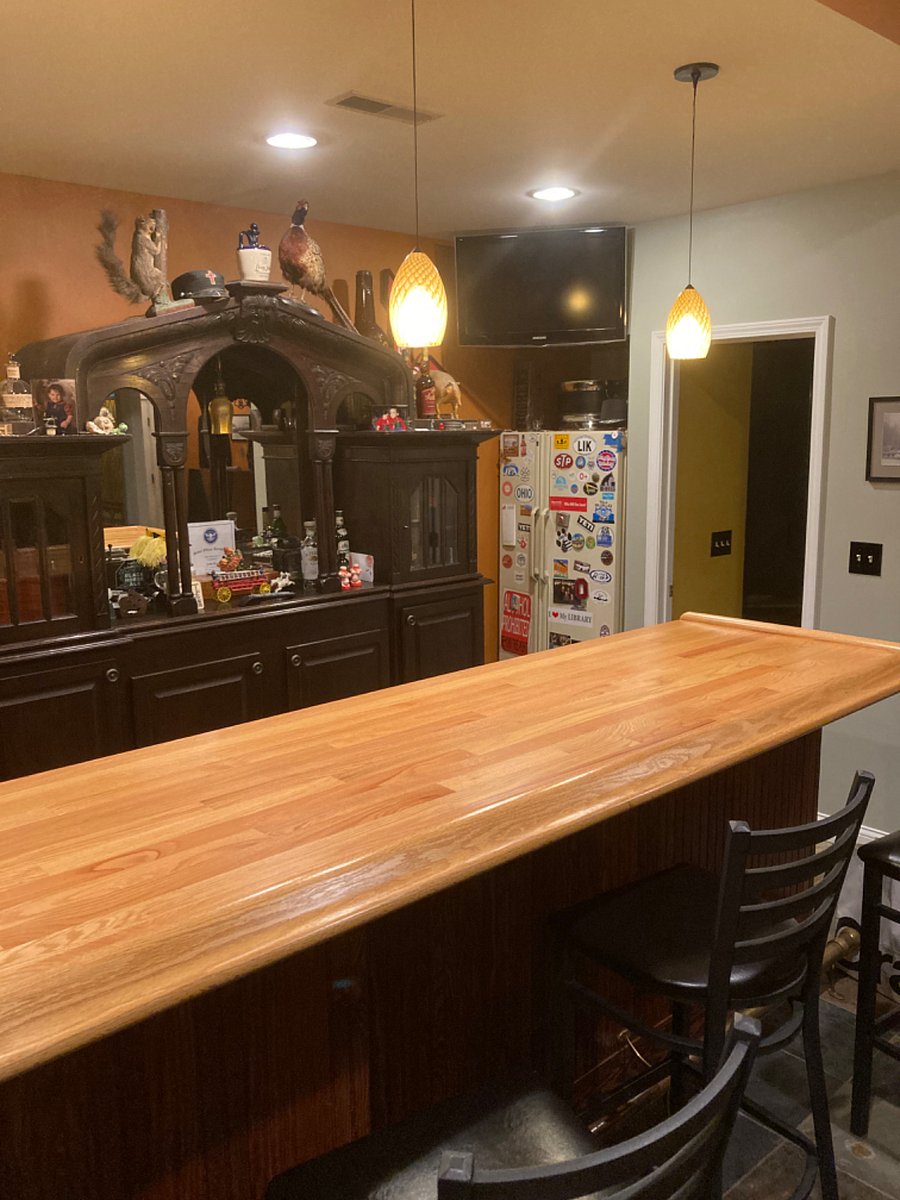 Full accessto bonus room kitchen w/oven and fridge.  Bar area has 4 stools and full bathroom w/lovely tile.  