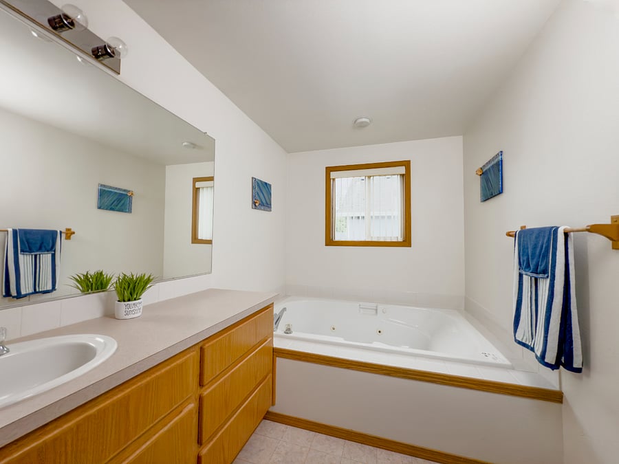 Master Bedroom Suite (Upstairs)