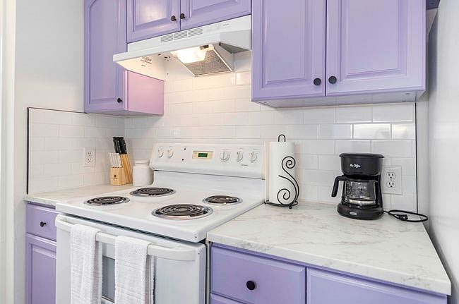 Unwind and enjoy casual meals in this cozy kitchen, perfect for everyday cooking and family gatherings.