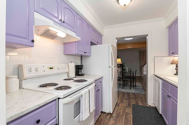 Kitchen and cozy dining area, perfect for casual meals and family gatherings.