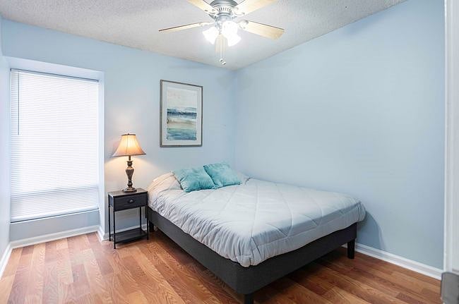 Cozy and inviting bedroom with a warm and inviting atmosphere, perfect for relaxing and unwinding