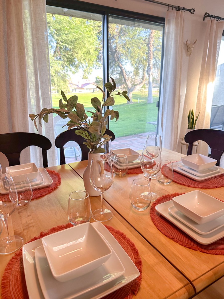 Tranquil views while enjoying meals.