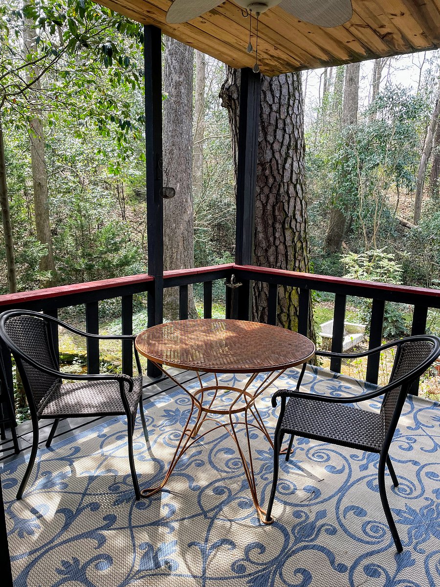 private deck for relaxing , ceiling fan above