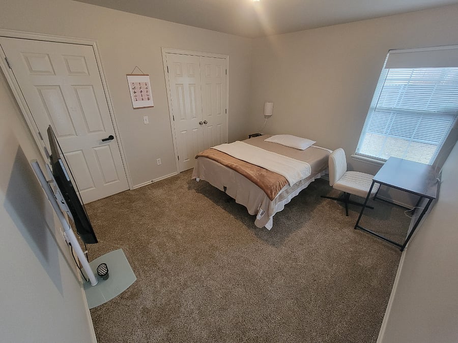 Room 1:
~Blackout roller blinds
~Electric Heated Blanket
~Shiatsu Massage Belt
~FULL Size memory foam mattress
~Adjustable motorized bed frame
~Buckwheat hull filled pillow
~43" TV
~40" wide desk w/ chair
~Wall lamps w/ adjustable brightness