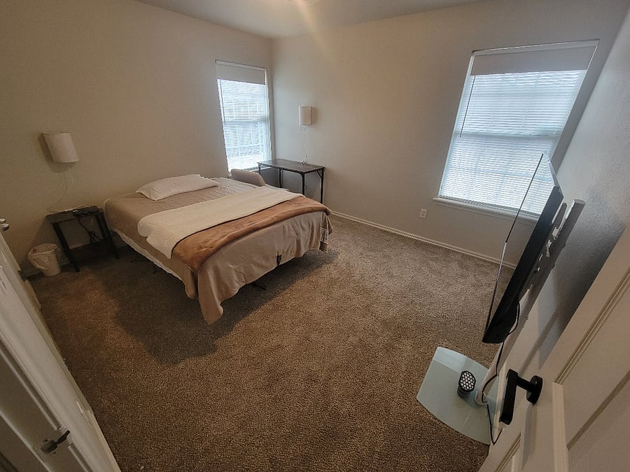 Room 1:
~Blackout roller blinds
~Electric Heated Blanket
~Shiatsu Massage Belt
~FULL Size memory foam mattress
~Adjustable motorized bed frame
~Buckwheat hull filled pillow
~43" TV
~40" wide desk w/ chair
~Wall lamps w/ adjustable brightness