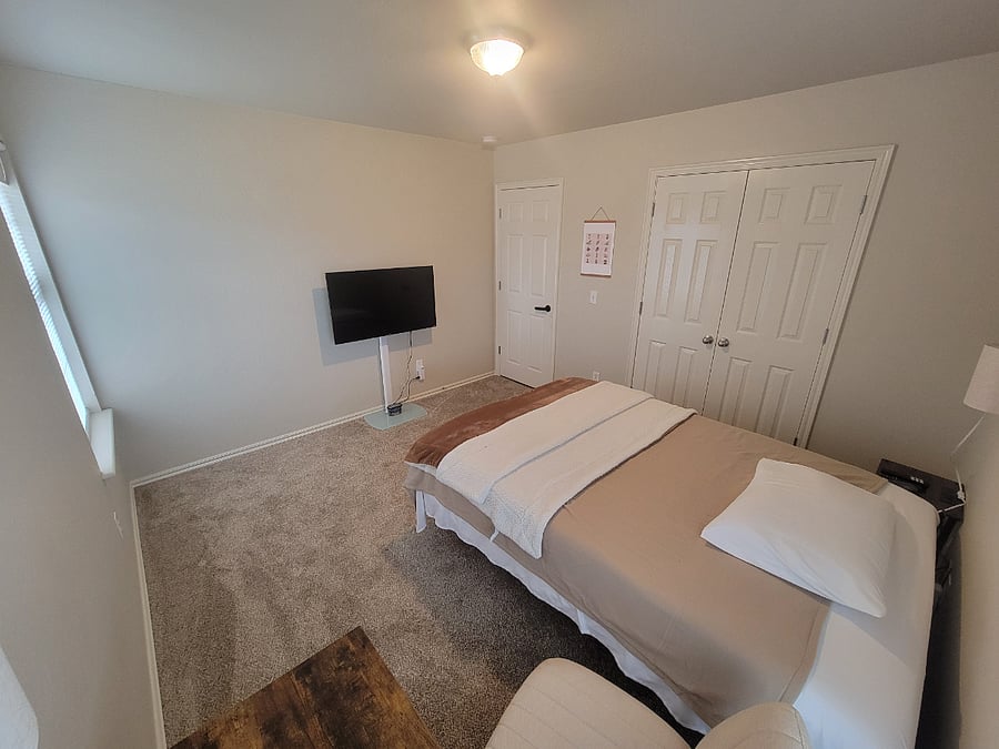 Room 1:
~Blackout roller blinds
~Electric Heated Blanket
~Shiatsu Massage Belt
~FULL Size memory foam mattress
~Adjustable motorized bed frame
~Buckwheat hull filled pillow
~43" TV
~40" wide desk w/ chair
~Wall lamps w/ adjustable brightness