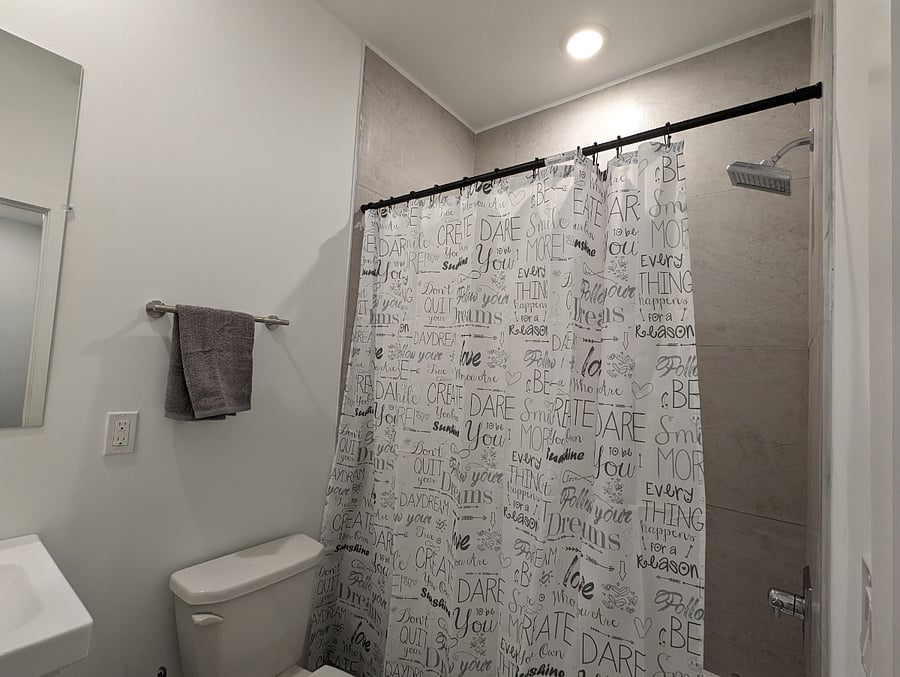 Unit 3 Bedroom 1 en suite bathroom